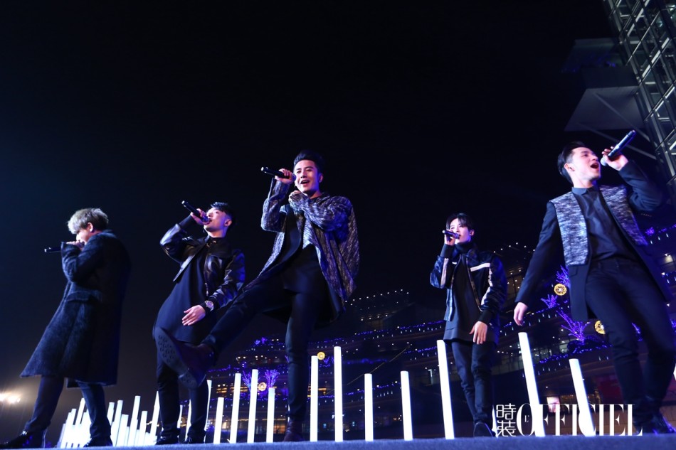 近日，《时装L’OFFICIEL》在成都上演摩登狂欢夜时装跨年时尚盛典。周迅、戴佩妮、M.I.C.男团等明星倾情助阵。