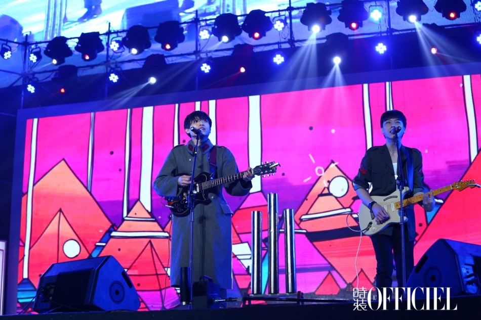 近日，《时装L’OFFICIEL》在成都上演摩登狂欢夜时装跨年时尚盛典。周迅、戴佩妮、M.I.C.男团等明星倾情助阵。