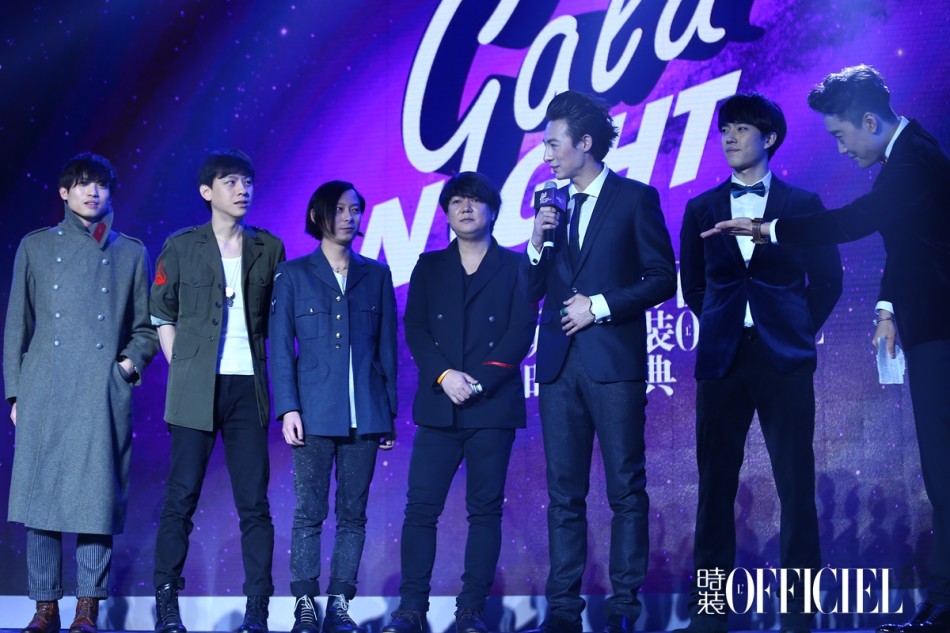 近日，《时装L’OFFICIEL》在成都上演摩登狂欢夜时装跨年时尚盛典。周迅、戴佩妮、M.I.C.男团等明星倾情助阵。