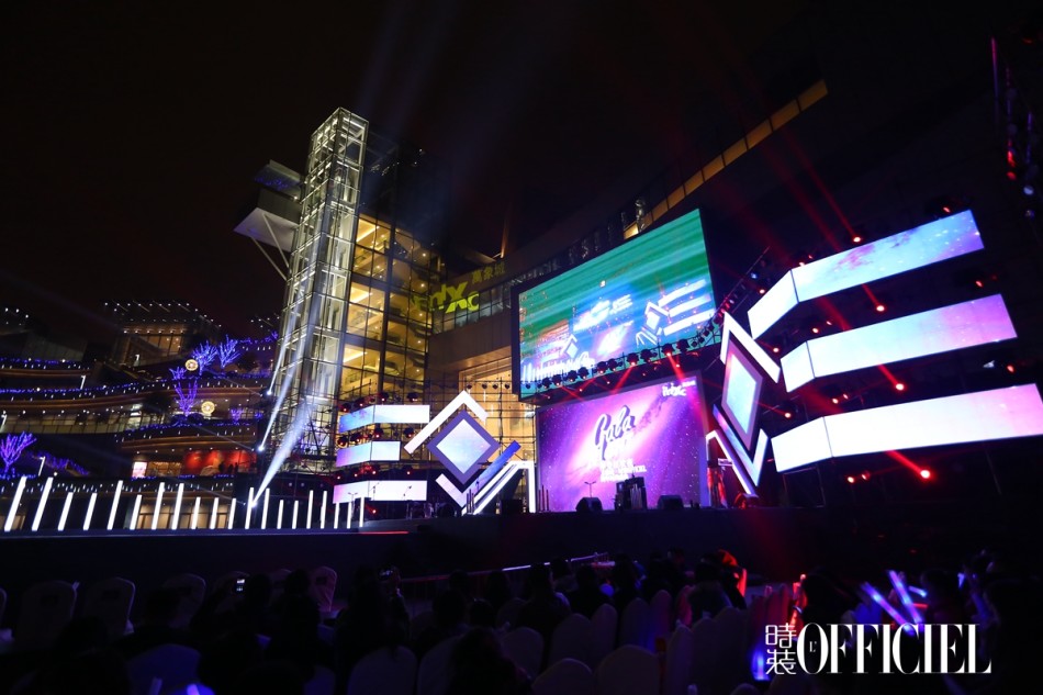 近日，《时装L’OFFICIEL》在成都上演摩登狂欢夜时装跨年时尚盛典。周迅、戴佩妮、M.I.C.男团等明星倾情助阵。