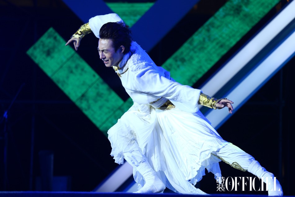 近日，《时装L’OFFICIEL》在成都上演摩登狂欢夜时装跨年时尚盛典。周迅、戴佩妮、M.I.C.男团等明星倾情助阵。