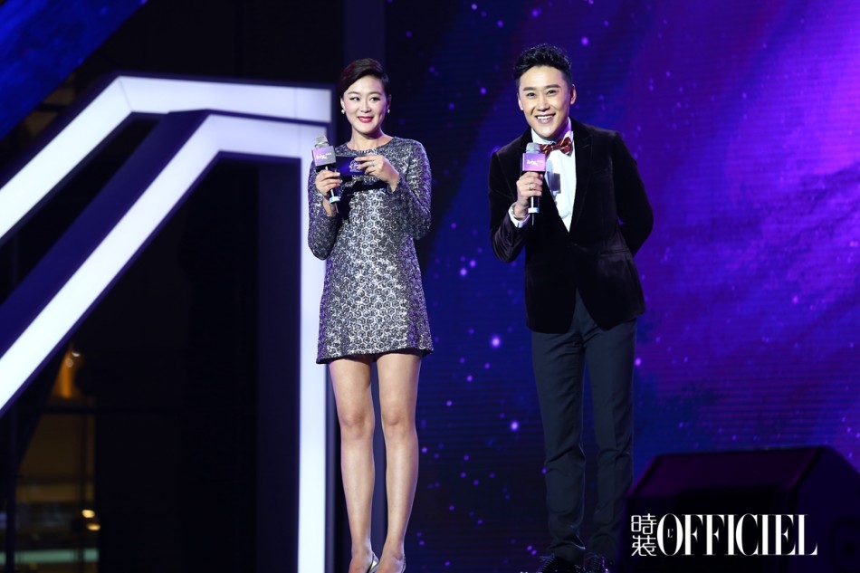 近日，《时装L’OFFICIEL》在成都上演摩登狂欢夜时装跨年时尚盛典。周迅、戴佩妮、M.I.C.男团等明星倾情助阵。