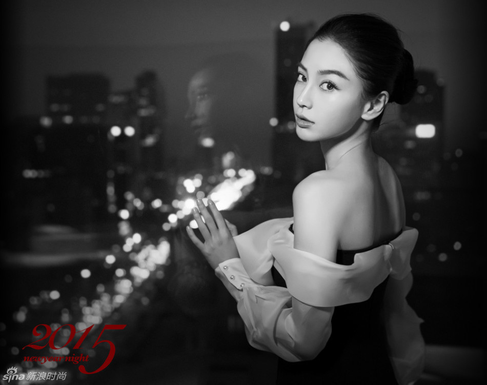 Angelababy一席黑白裸肩长裙迎接2015年的到来，妆容干净，盘发露出精致五官。2014年可谓是“angelababy的年”，综艺、电影、杂志百花齐放。