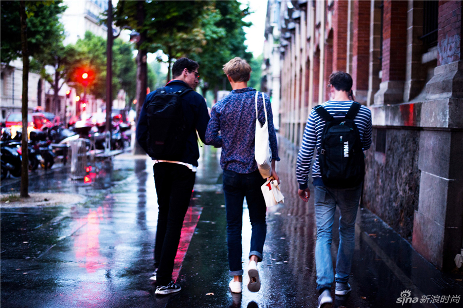 Sam Harwood（左）和Harvey James（中）在Ami 2015春夏男装秀后