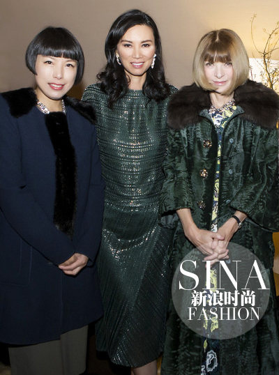《VOGUE衣饰与美容》编辑总监Angelica Cheung、邓文迪与Anna Wintour