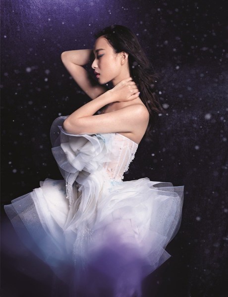 倪妮拍摄封面大片 白裙演绎雪中浪漫