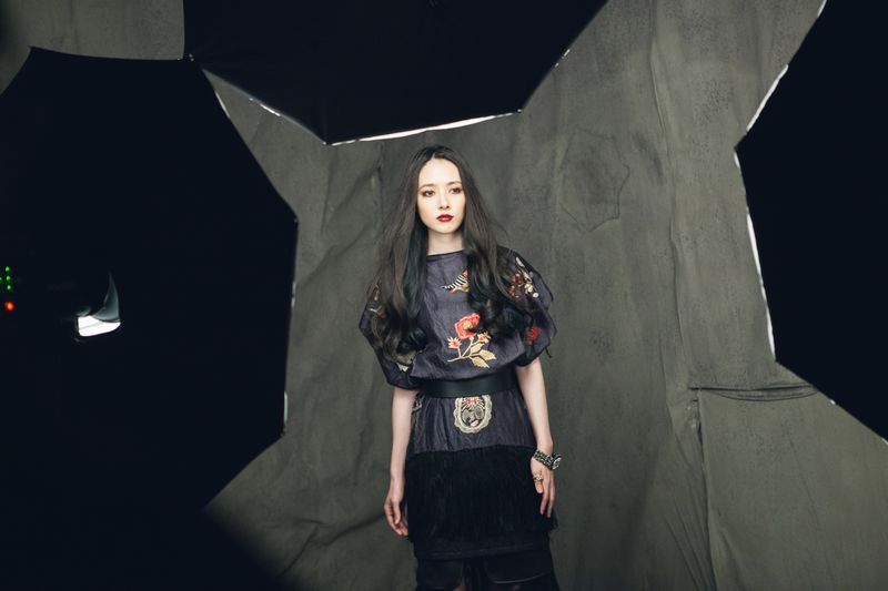 郭碧婷登时尚杂志《ELLE-JC5》封面 彰显靓丽青春气息