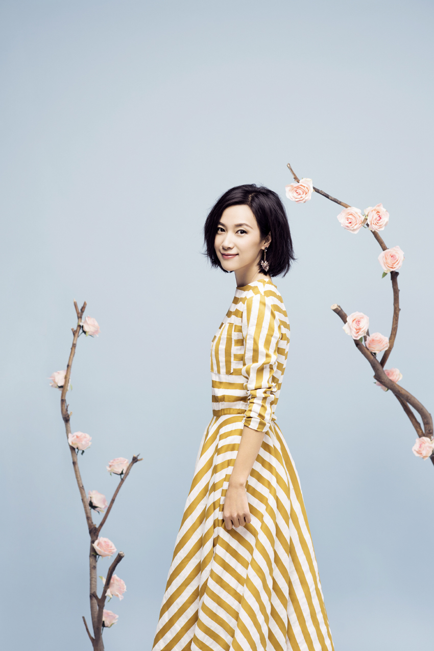 徐静蕾杂志封面大片 面露桃花精致妆容