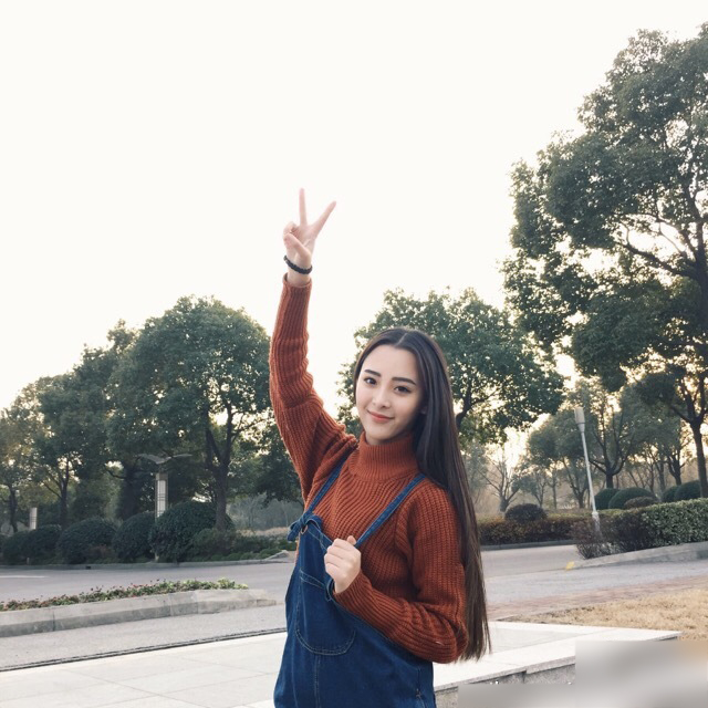 复旦校花刘芷微私照 完美身材明星面庞走红网络