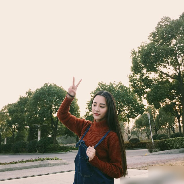 复旦校花刘芷微私照 完美身材明星面庞走红网络