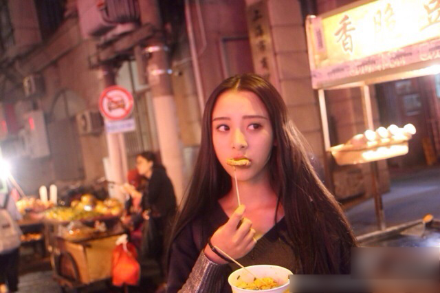 复旦校花刘芷微私照 完美身材明星面庞走红网络