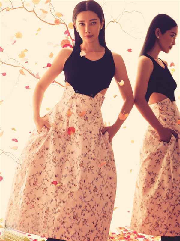 李冰冰登《Vogue》封面 柔美风尽显芳菲妩媚