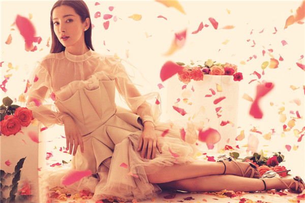 李冰冰登《Vogue》封面 柔美风尽显芳菲妩媚