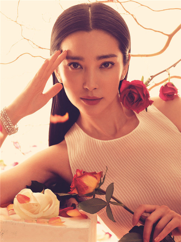 李冰冰登《Vogue》封面 柔美风尽显芳菲妩媚