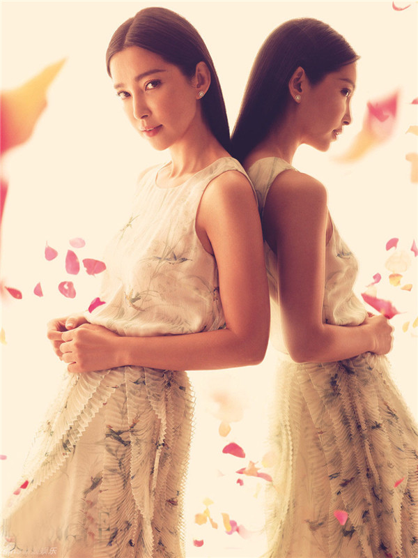 李冰冰登《Vogue》封面 柔美风尽显芳菲妩媚