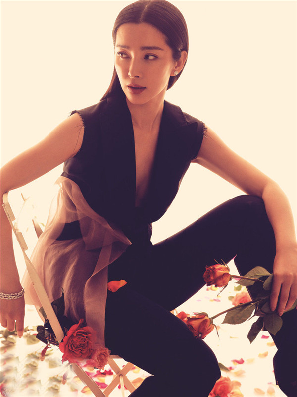 李冰冰登《Vogue》封面 柔美风尽显芳菲妩媚