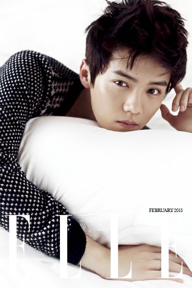 鹿晗登《ELLE》杂志封面 清新暖男展慵懒诱惑魅力
