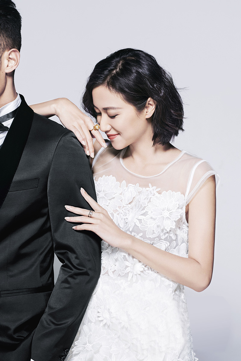 徐静蕾登《时尚新娘》封面 披婚纱代言情人节
