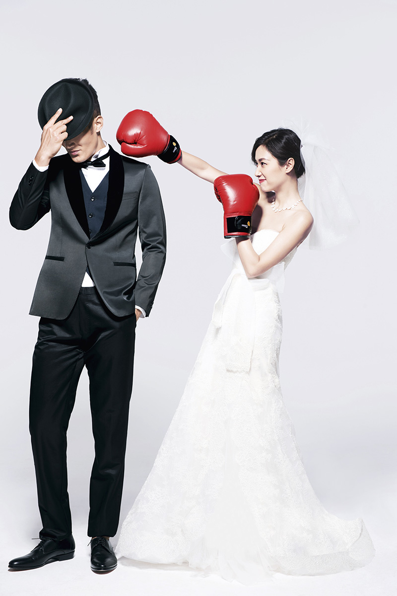 徐静蕾登《时尚新娘》封面 披婚纱代言情人节