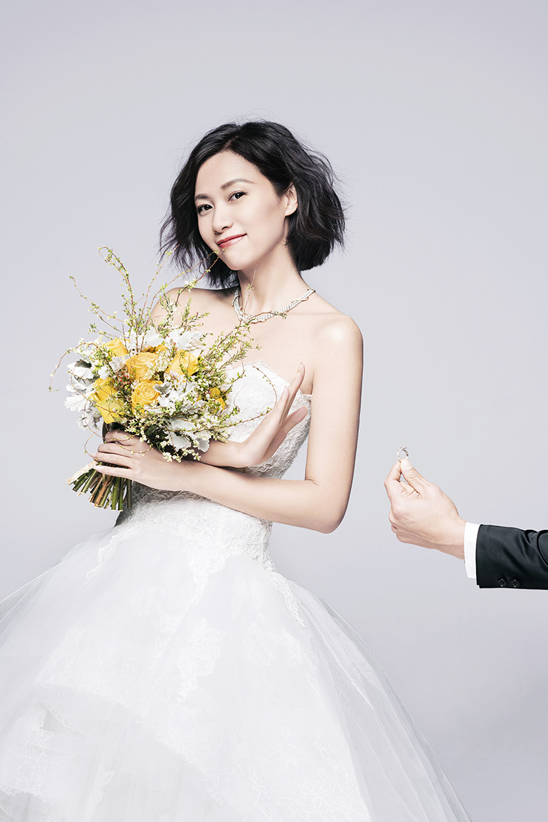 徐静蕾登《时尚新娘》封面 披婚纱代言情人节