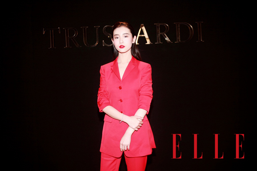 张辛苑红色套装出席Trussardi 利落富激情
