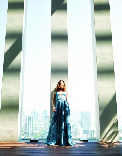 深V 大礼服，Dream forever ！V 领珠饰连身裙 Elie Saab；水晶戒指 SWAROVSKI
