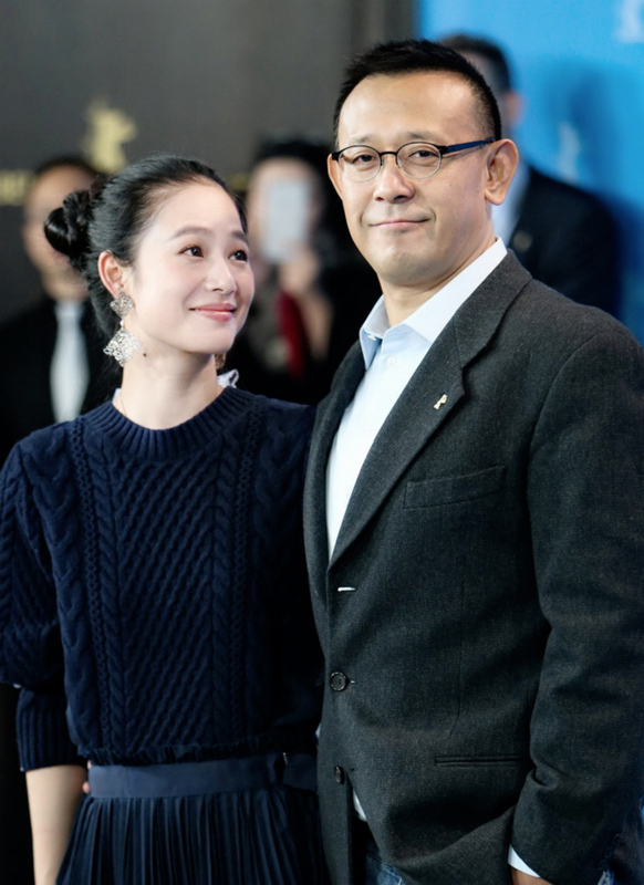 周韵蓝色抹胸长裙优雅亮相柏林电影节