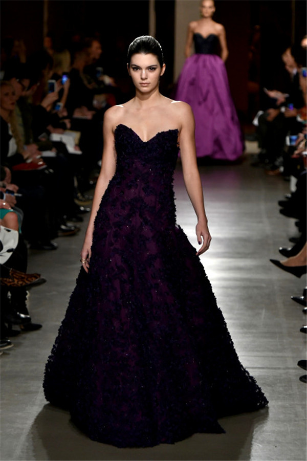 Oscar de la Renta秀场，紫色裹胸刺绣礼裙，美的流口水~宛若一只紫色的天鹅。