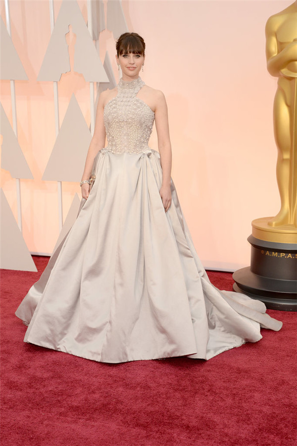 菲丽希缇·琼斯（Felicity Jones）闪亮银色长裙出现在红毯上，凭借《万物理论》她将竞争最佳女主角