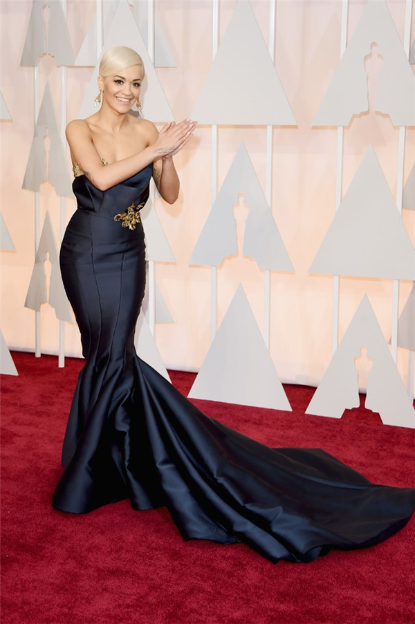 瑞塔·奥拉(Rita Ora)穿鱼尾裙美艳现身将献唱