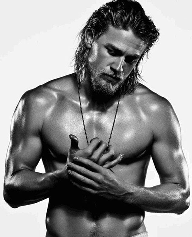好莱坞硬汉代表Charlie Hunnam 硬汉型男的标配