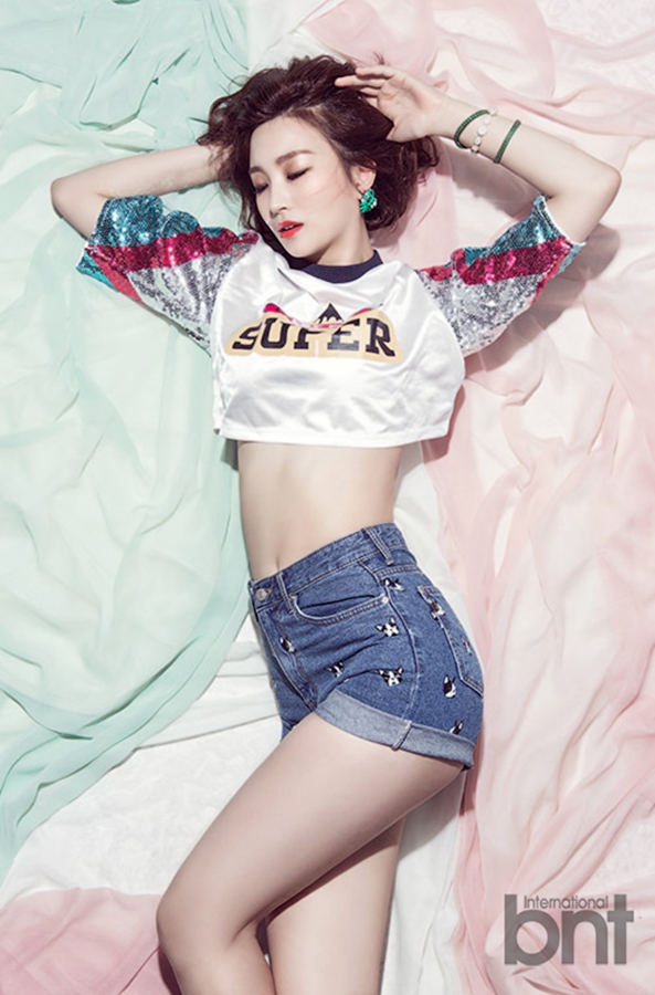韩国女模池依秀拍写真 牛仔热裤秀性感小蛮腰