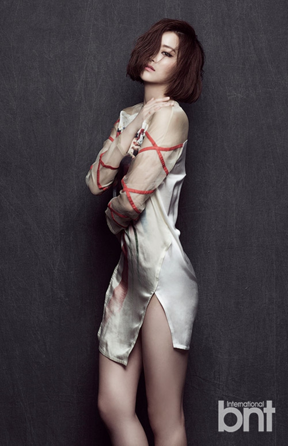 韩国女模池依秀拍写真 牛仔热裤秀性感小蛮腰