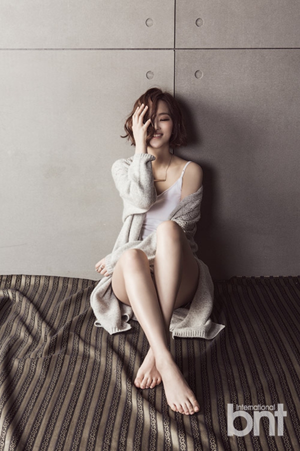 韩国女模池依秀拍写真 牛仔热裤秀性感小蛮腰