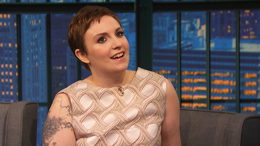 莉娜·杜汉姆（Lena Dunham）的精灵短发也很是经典，露出额头和面庞，看起来还有瘦脸的效果。