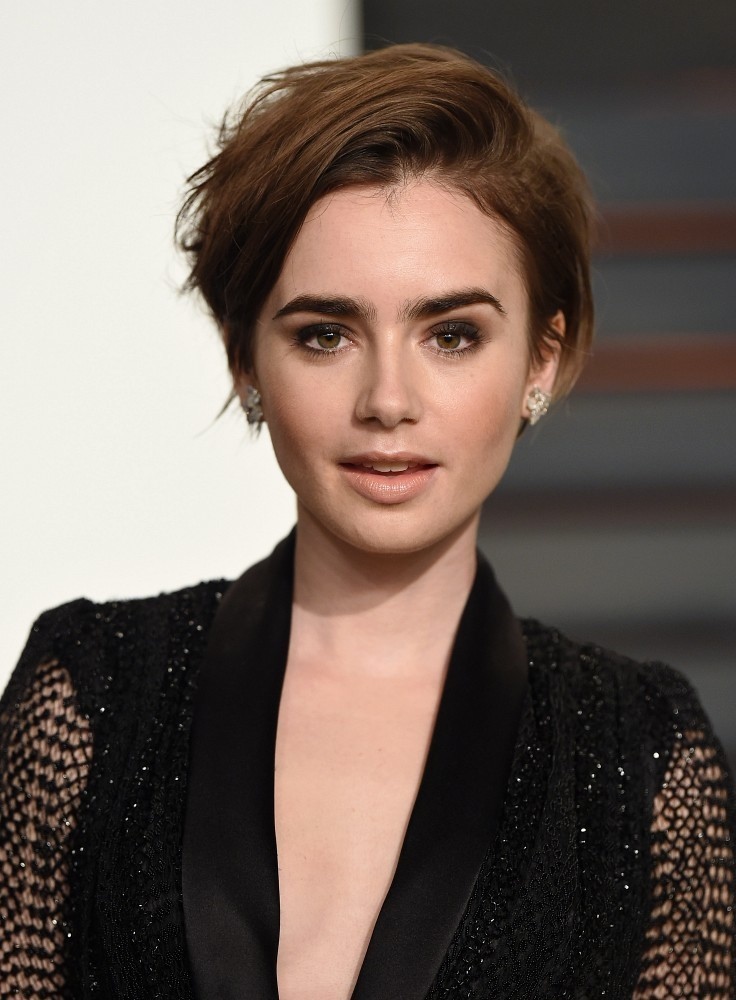 莉莉·柯林斯（Lily Collins）的斜分棕色精灵短发，突出她的精致五官，也平添一份优雅女人味。