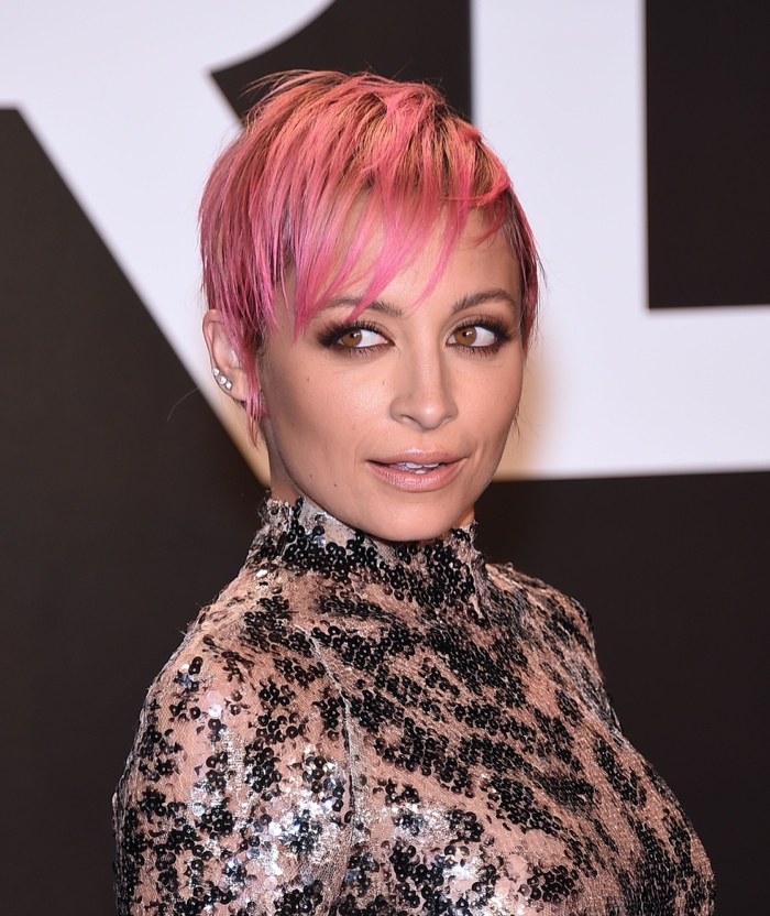 妮可·里奇（Nicole Richie）今年早期露面时的粉红色精灵短发大胆时尚。