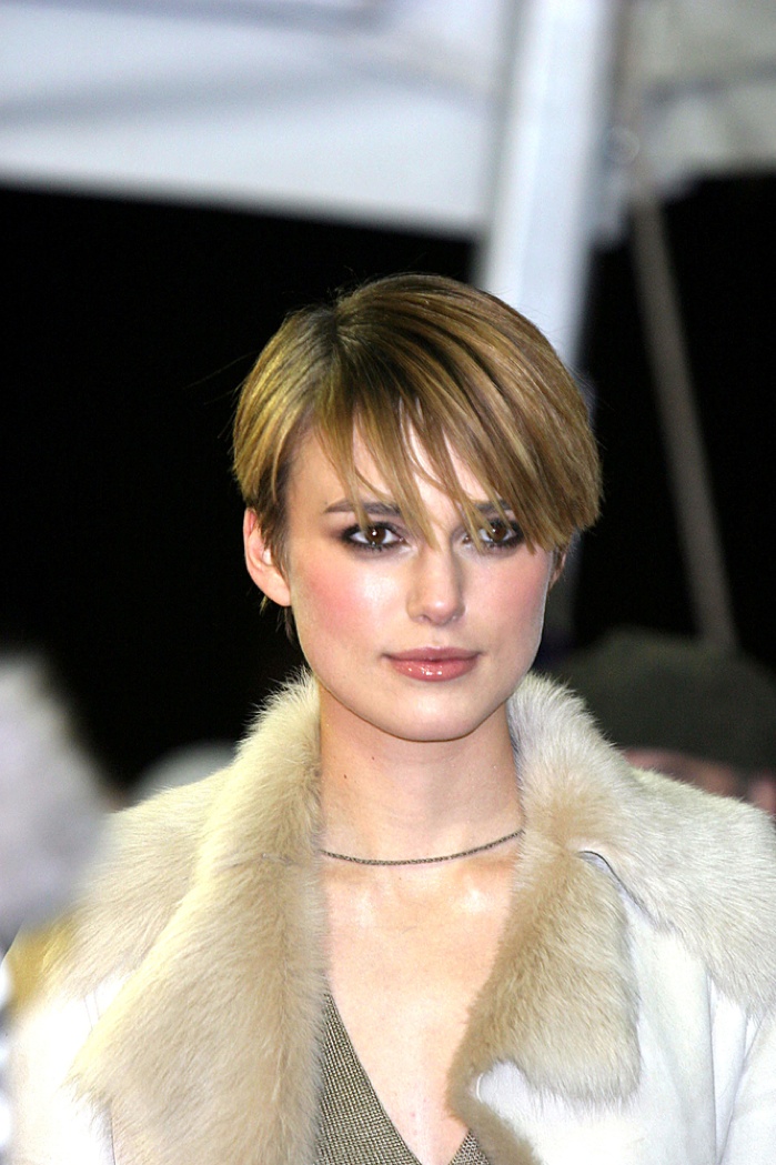凯拉·奈特莉（Keira Knightley）金棕色精灵短发，细碎斜刘海散落在额前，增添率性气质。