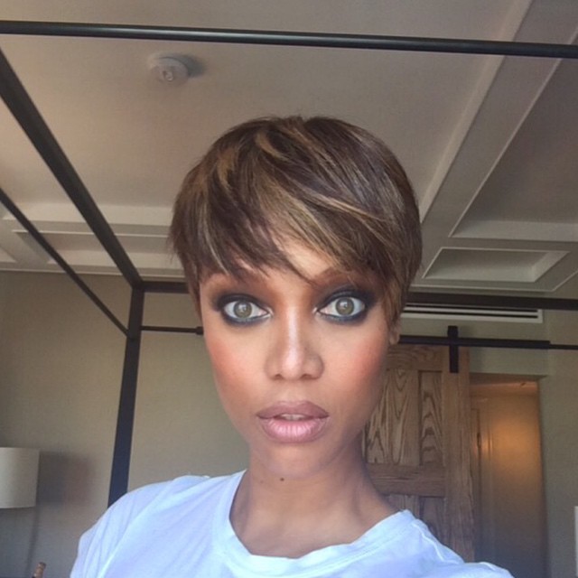 《全美超模大赛》主持人泰拉·班克斯（Tyra Banks）2015年3月在Instagram上发布精灵短发自拍，利落饱满的轮廓加上扫向一边的刘海，十分减龄。
