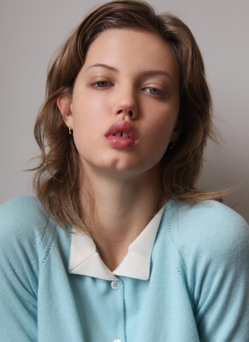 5、美国超模琳赛•威克森（Lindsey Wixson）也是位牙缝美人，在芬迪（Fendi）、香奈儿（Chanel）、吉尔•斯图尔特（Jill Stuart）、H&M、Miu Miu、玛佰莉（Mulberry）的广告中经常可以看到她的倩影。