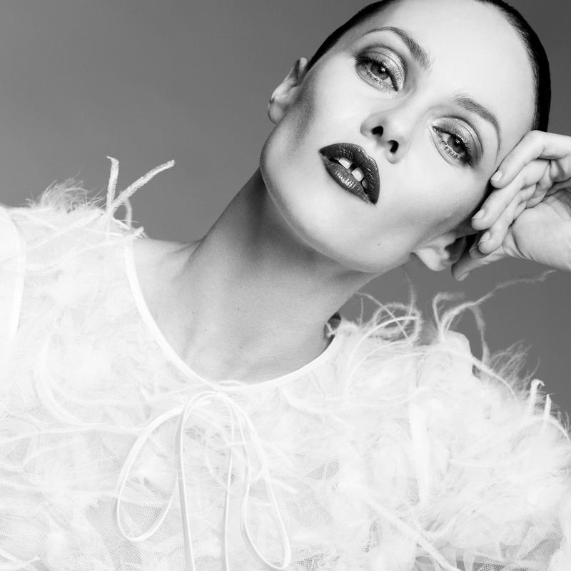 6、法国丽人凡妮莎•帕拉迪丝（Vanessa Paradis）不仅是位时尚超模，还是为著名演员。她的牙缝特色让她自1991年就成为香奈儿（Chanel）的代言人之一。