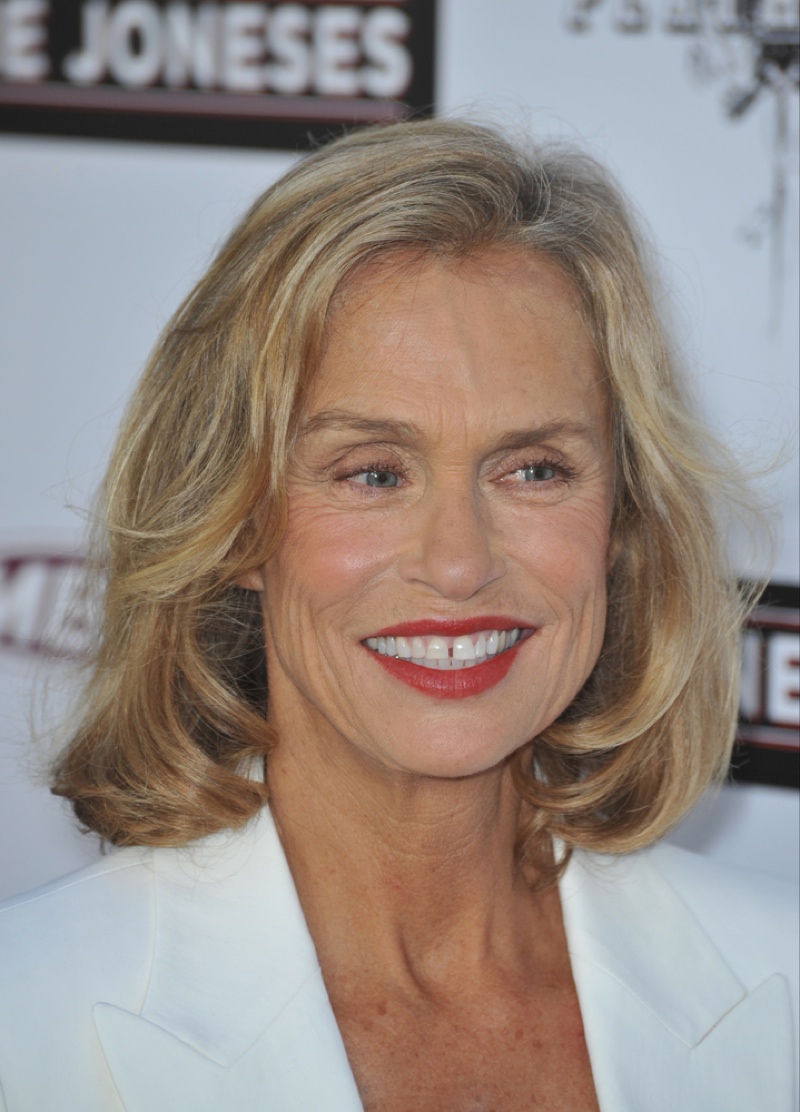 8、劳伦•赫顿（Lauren Hutton）可谓牙缝超模始祖，在20世纪60、70年代声名鹊起，曾26次登上时尚杂志《Vogue》美国版封面，且是国际品牌露华浓（Revlon）的御用代言人。