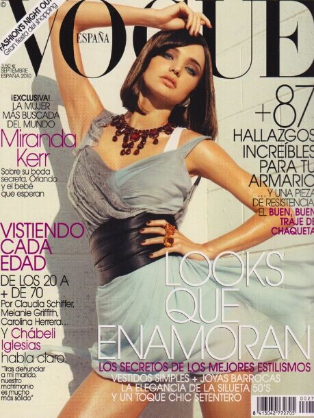 《Vogue》西班牙版2010年9月封面，米兰达·可儿干练短发搭配束身短裙，热情惹火。