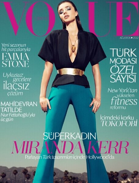 《Vogue》土耳其版2012年8月封面，黑色深V上衣展现完美曲线，蓝绿色修身长裤展现修长腿形。