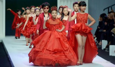 中国国际时装周上的小模特时装秀