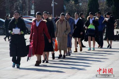 山东艺考空乘专业火爆 裸腿美女无惧寒冷拼颜值