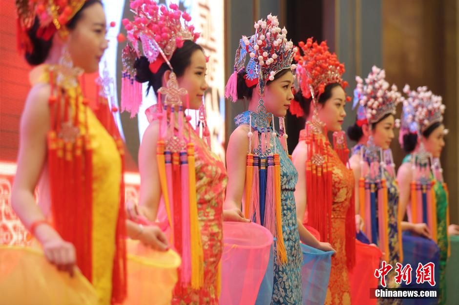 模特演绎古典与时尚的完美结合 着\