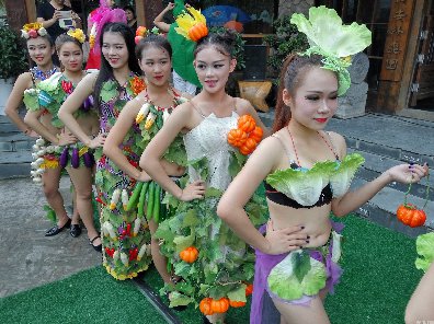 深圳模特穿＂野菜装＂上街巡游引围观