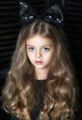 有着天然名媛气质的小模特米兰·库尔尼科娃(Milana Kurnikova)。拥有着一张宛如洋娃娃般美丽且可爱的面容，仿佛就刚从童话里走出来。虽然只有4岁，但已成为现下炙手可热的模特。