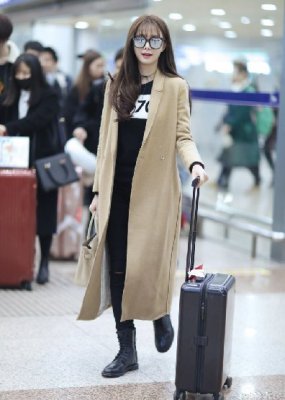 摆拍得似超模走秀 把机场走出T台感